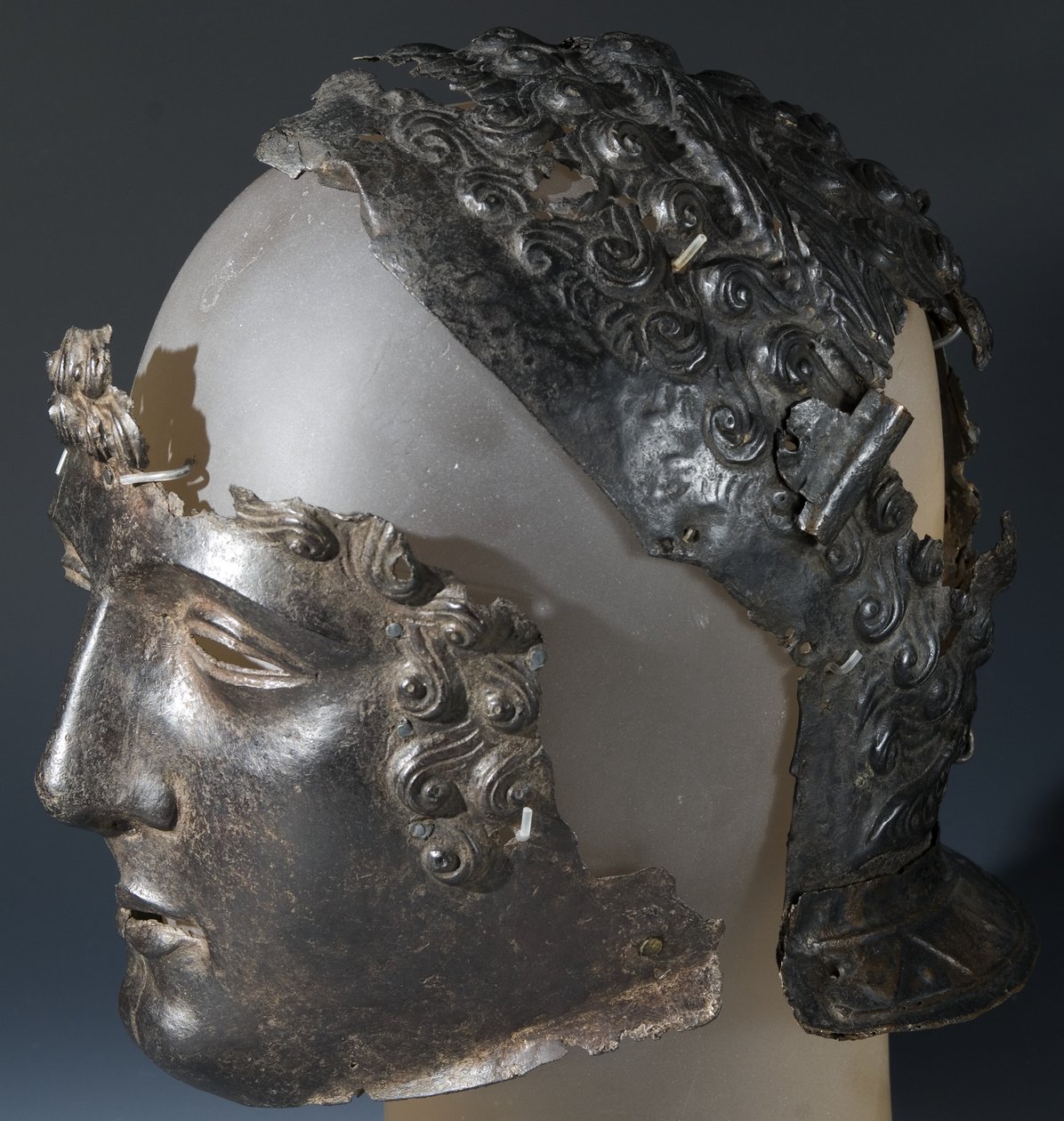 Felvonulási sisak és arcmaszk, a római Newstead-i lelőhelyről, Melrose-ból, Kr.u. 1. század végén (vas) alkotó: Roman