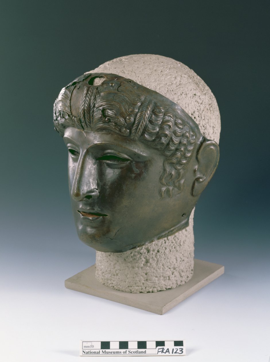 Fiatal férfiarc parádés maszkja, a római Newstead-i lelőhelyről, Melrose-ból, Kr.u. 1. század végén (bronz) alkotó: Roman