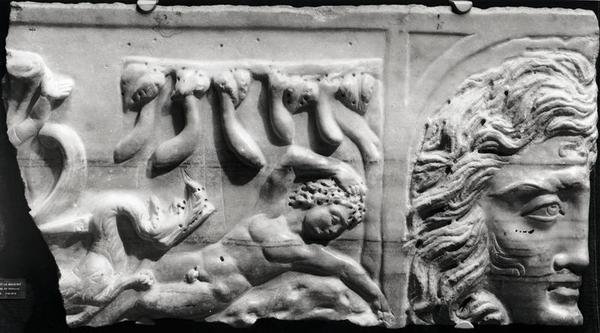 Jónást és a bálnát ábrázoló dombormű a római Szent Priscilla katakombából. alkotó: Roman