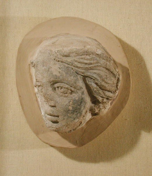 Női fejet ábrázoló dombormű, Tunéziából (stukkó) alkotó: Roman