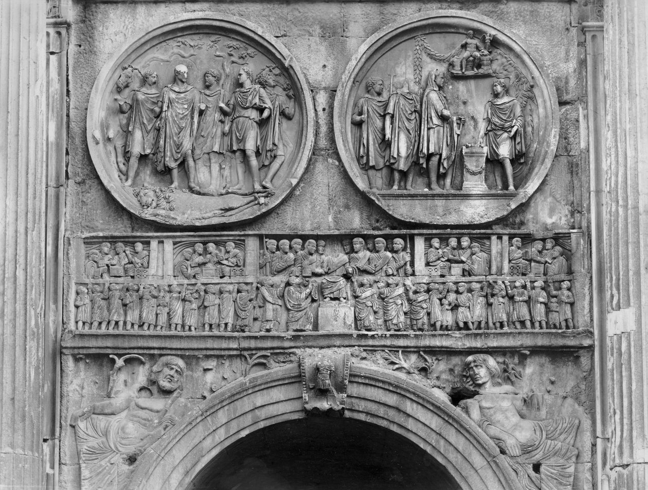 Domborműves szobor a Konstantin-ív északi oldaláról, Kr.u. 315 (márvány) (f/w fotó) alkotó: Roman