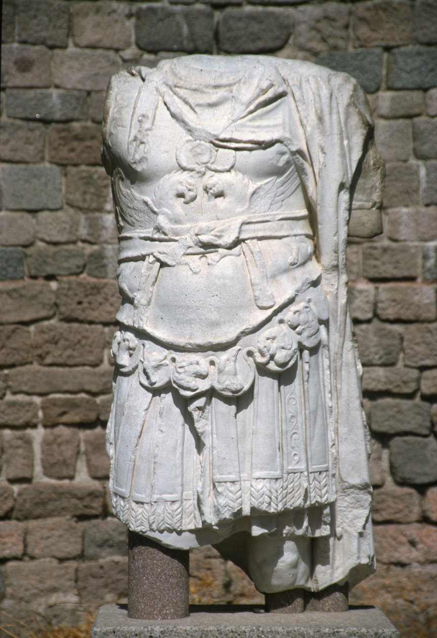 Hadrianus császár szobrának maradványai alkotó: Roman