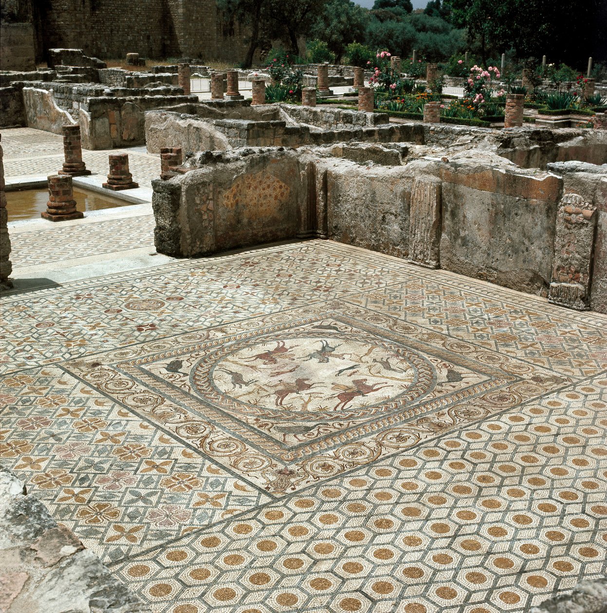 A római város mozaikjainak maradványai alkotó: Roman