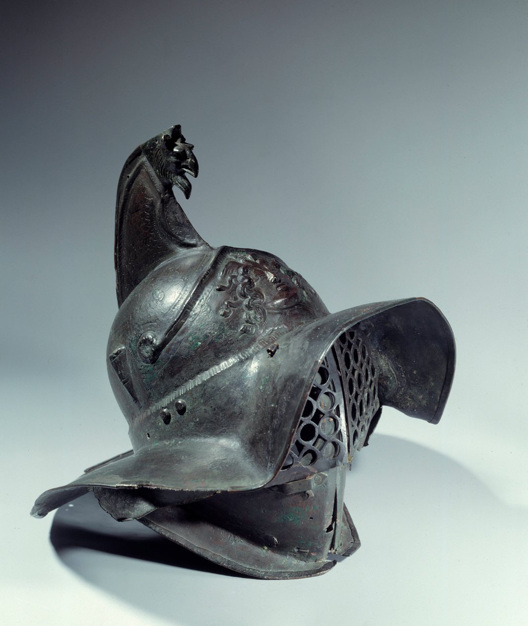 Római ókor: Gladiátor sisak harc közben. Keresd meg Pompeit. Párizs, Musee du Louvre alkotó: Roman