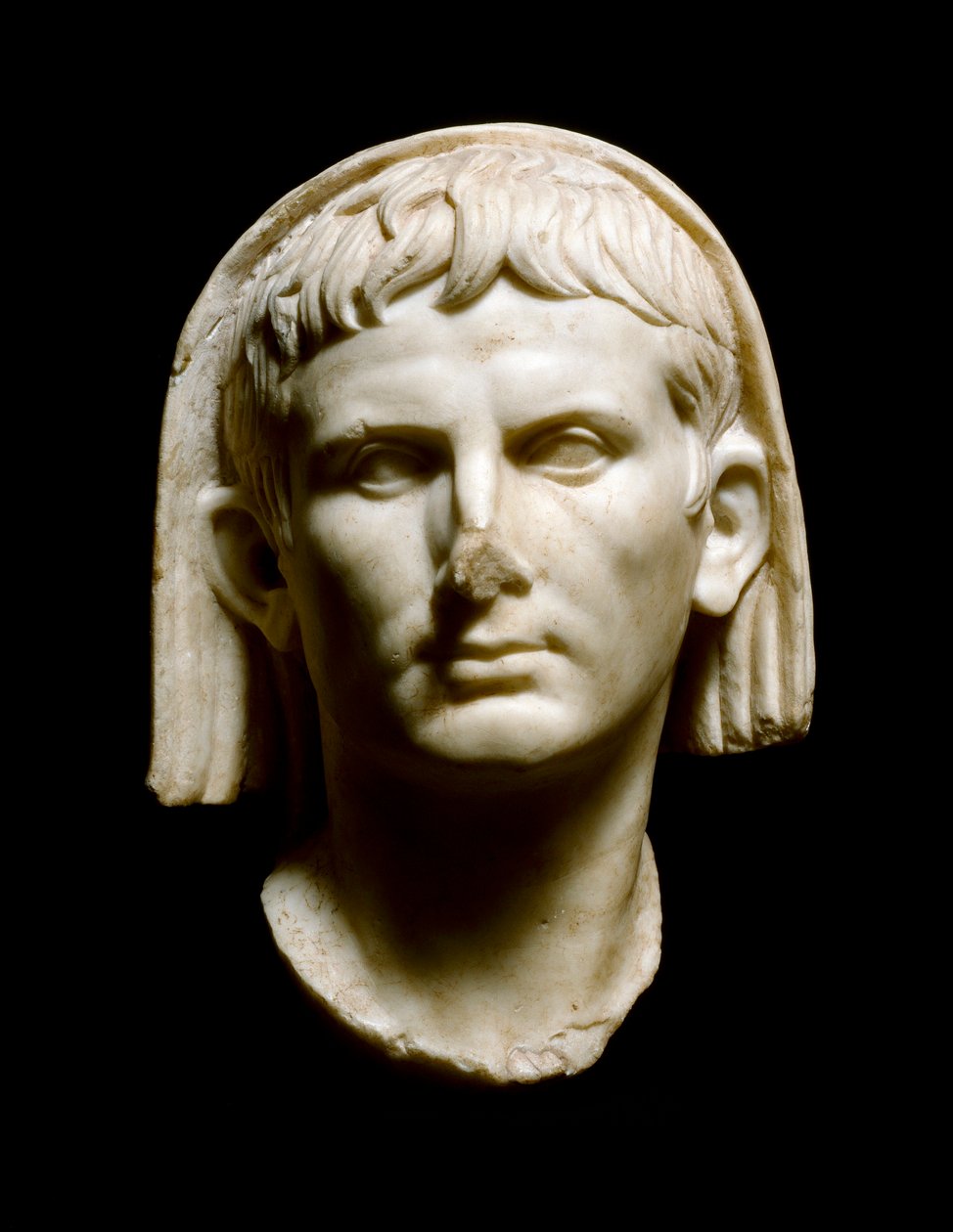 Római művészet: "Augusztus császár feje (Caius Julius Caesar Octavianus Augustus)" Márványszobor - Merida, Museo Nacional de Arte Romano - Augustus római császár feje (Caius Julius Caesar Octavianus Augustus) (Kr.e. 63-14) - Márvány szobrászat, művészet alkotó: Roman