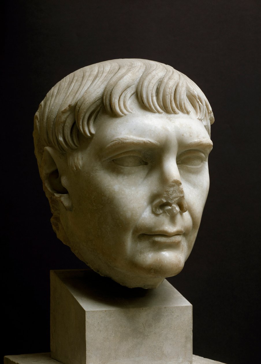 Római művészet: "" Traianus császár (Marcus Ulpius Traianus) (i.sz. 53-117) márványfeje"" Ostia-i múzeum, Olaszország - Traianus császár (Marcus Ulpius Traianus) portréja (i.sz. 53-117) - Római márványszobor, Birodalmi kor, Kr.u. 2. század – Régészeti Múze alkotó: Roman
