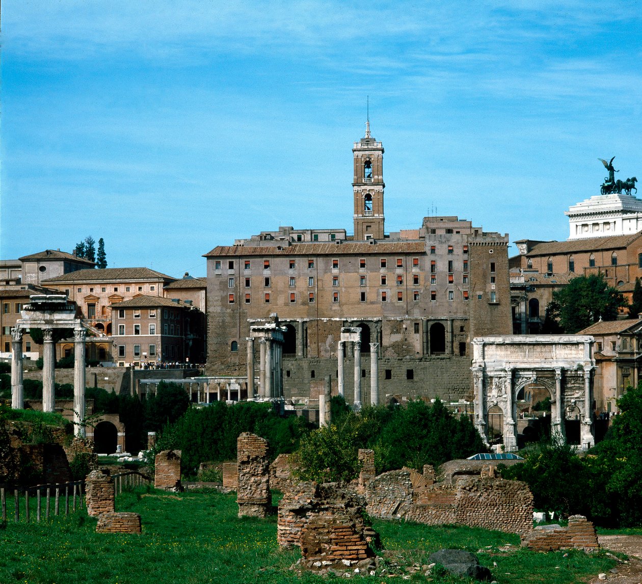 Forum Romanum: panorámás kilátás, a háttérben a Taburalium archívumként használt (Kr. e. 79). Róma alkotó: Roman