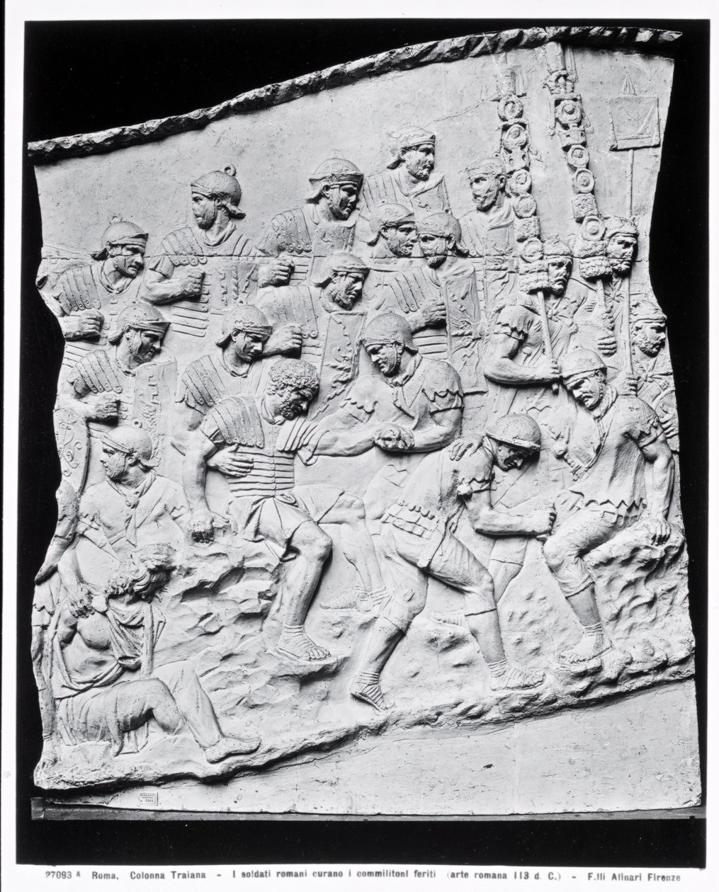 Római katonák kezelik a sebesülteket, öntvény a Traianus-oszlopból, Kr.u. 113 (márvány) (f/w fotó) alkotó: Roman