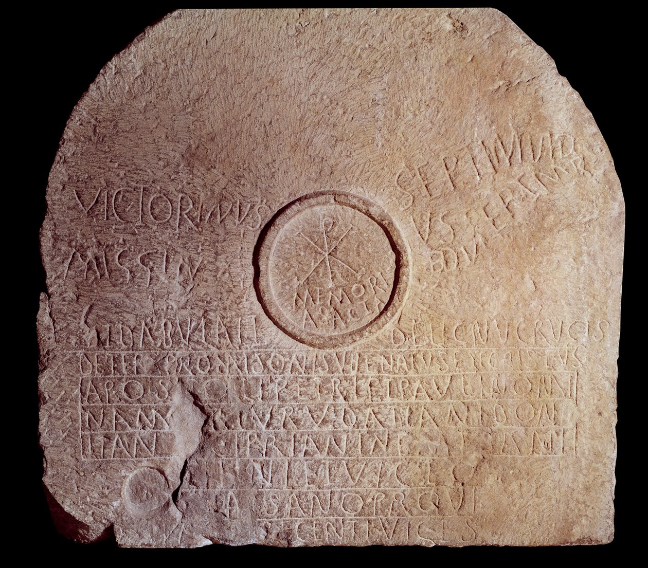 Római antikvitás: fogadalmi asztalkő (mensa), amelybe két afrikai vértanú felirata van belevésve. A Chrisme, a keresztény szimbólum látható. Kr.u. 300-350. Kherbet-oum-el-Ahdamból, Algériából. Párizs, Louvre Múzeum alkotó: Roman
