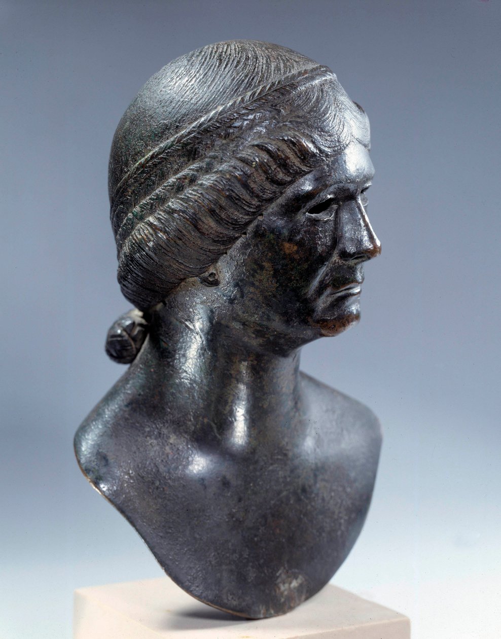 Római művészet: bronz női fej. Kr.u. 1. század eleje. Párizs, Louvre Múzeum alkotó: Roman