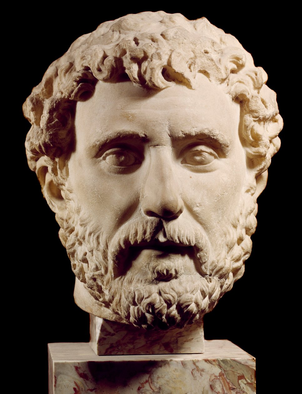 Római művészet: a római meredek Antoninus Pius mellszobra (i.sz. 138-161) Párizs, Louvre Múzeum alkotó: Roman