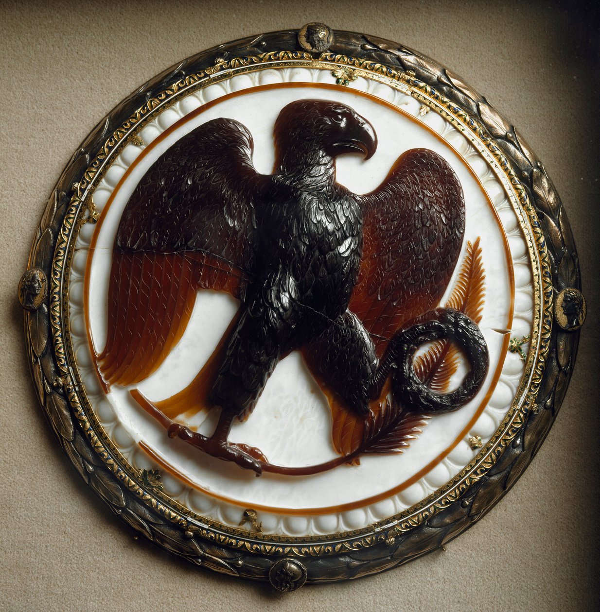 Római művészet: a cameo egy sast és császári szimbólumokat díszít, amelyek Augustus császár (Caius Julius Caesar Octavianus Augustus) (i. e. 63-14) idejéből származnak. Kr.e. 27. Bécsi Kunsthistorisches Múzeum alkotó: Roman