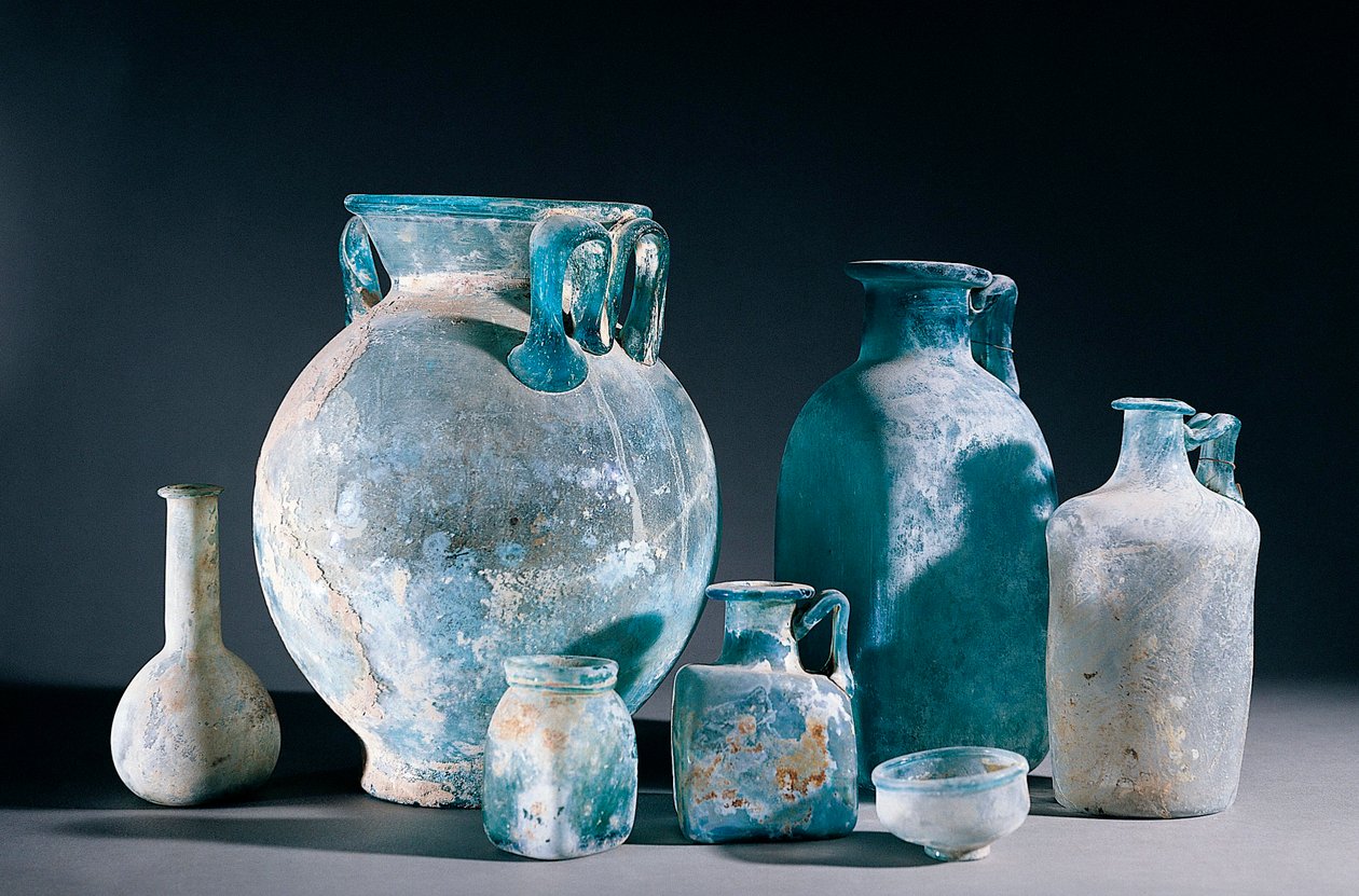 Római művészet: üvegvázák és kancsók. Pompejiből. Kr.u. 1. század. Nápoly, Nemzeti Régészeti Múzeum alkotó: Roman
