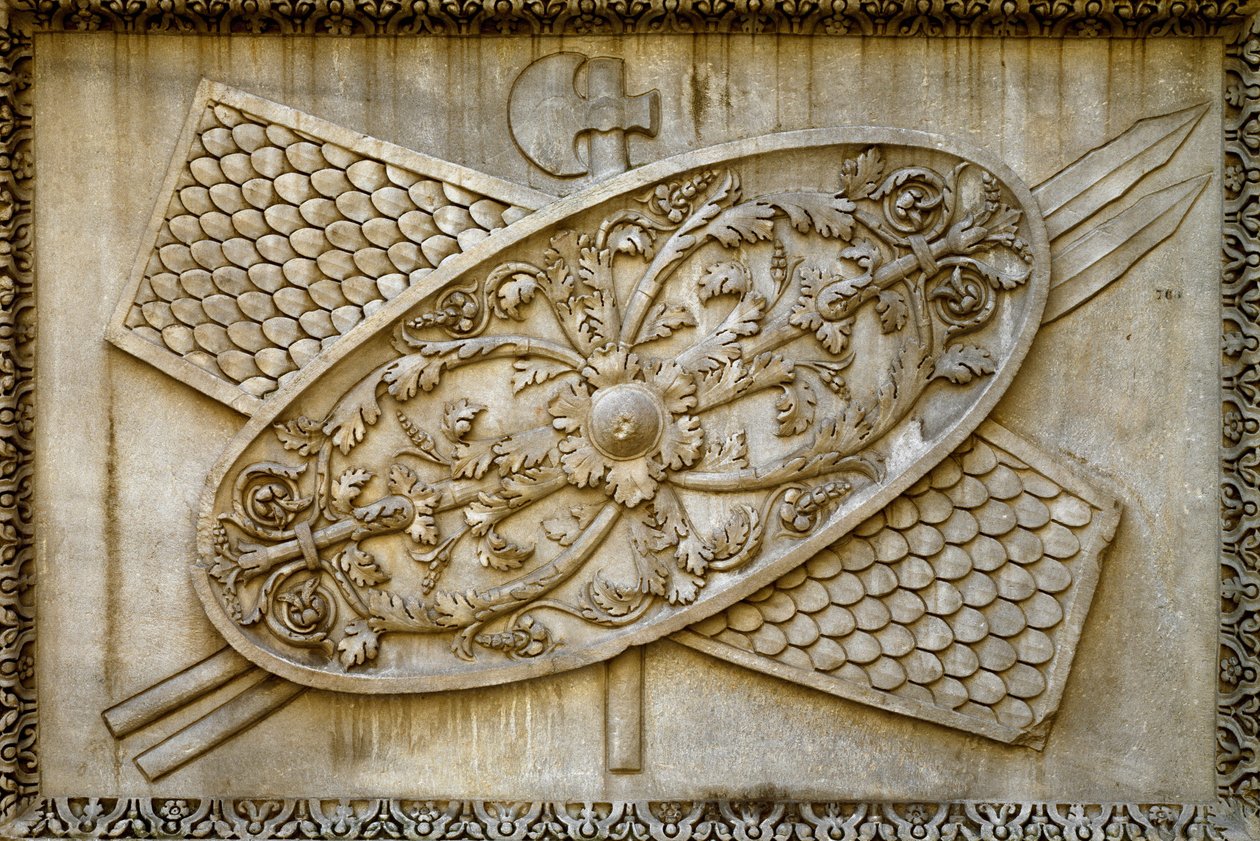 Római művészet: alacsony dombormű az isteni Hadrianus templomából származó pajzsot és fegyvereket díszít. Kr.u. 145. Róma, Museo dei Conservatori alkotó: Roman
