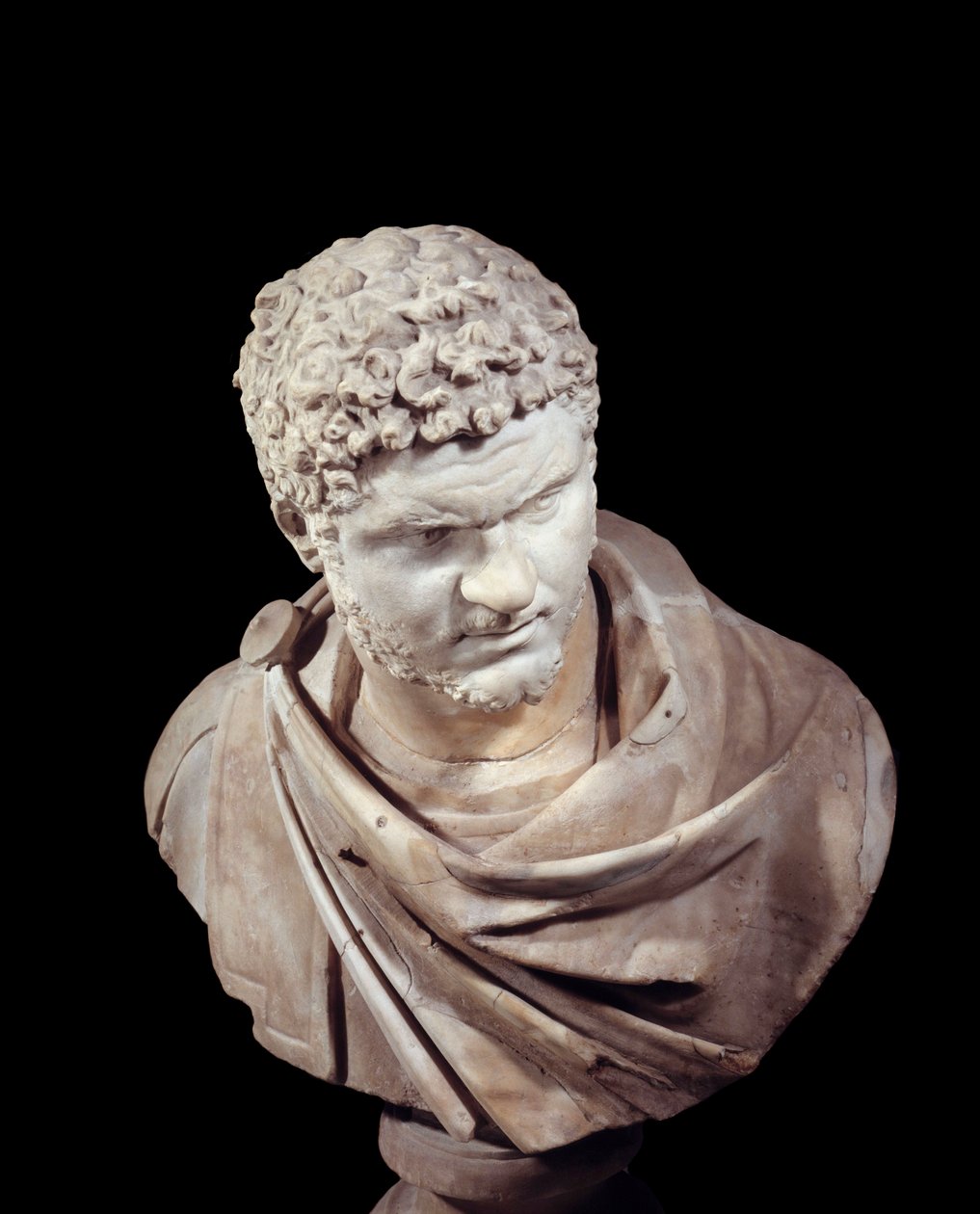 Római művészet: Caracalla (188-217), császár márvány mellszobra 211-217 között. V 0,52 m Párizs, Musee du Louvre alkotó: Roman