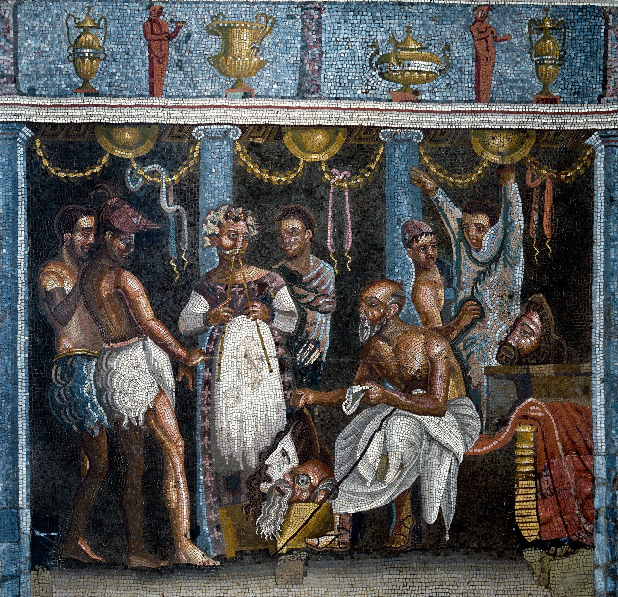 Római művészet: preparatívák egy szatirikus drámához. Mozaik. Kr.u. 70. Pompeiből, casa del poeta tragico. Homályos. 58x59 cm Nápoly, Museo Archeologico Nazionale - Római művészet: szatirikus drámára készülő színházi társulat. Mozaik. 70 Kr.u. A Tagi Házbó alkotó: Roman