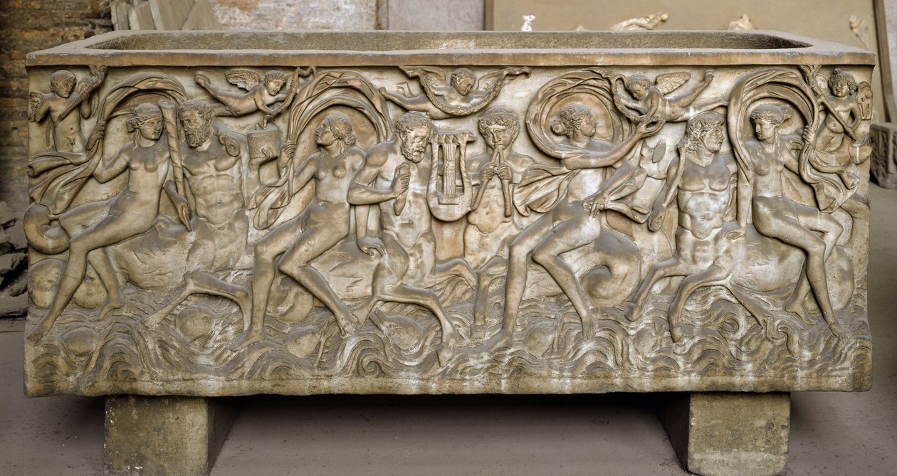 Római művészet: a szarkofág alacsony domborműveket díszít, amelyek menádok, táncoló és zenélő kentaurok csapatát ábrázolják. 3. század vége. Museo Nazionale Romano (o delle Terme), Róma alkotó: Roman