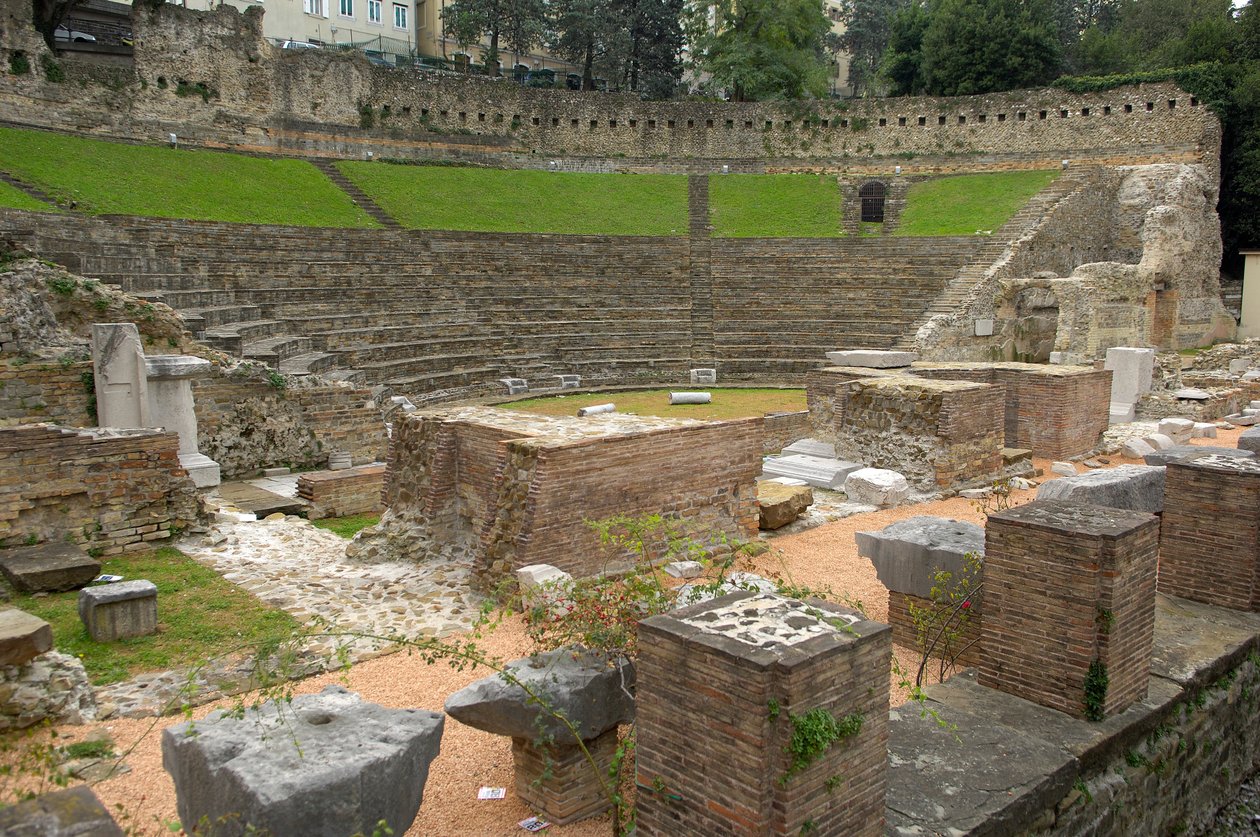 Római művészet: kilátás a római színházra (Kr. e. 1.), Trieszt Olaszország (fotó) alkotó: Roman