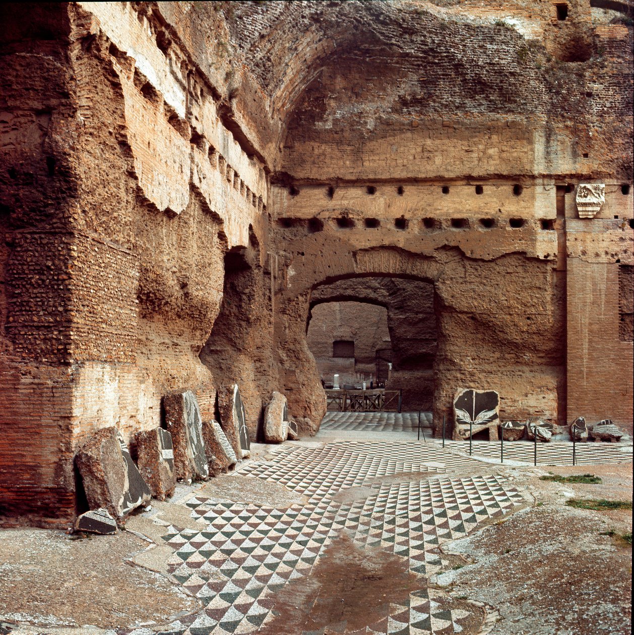 Római művészet: kilátás a római caracalla termálfürdő caldariumára (calidariumra). Az azonos nevű császár építette (kb. 217). Róma alkotó: Roman