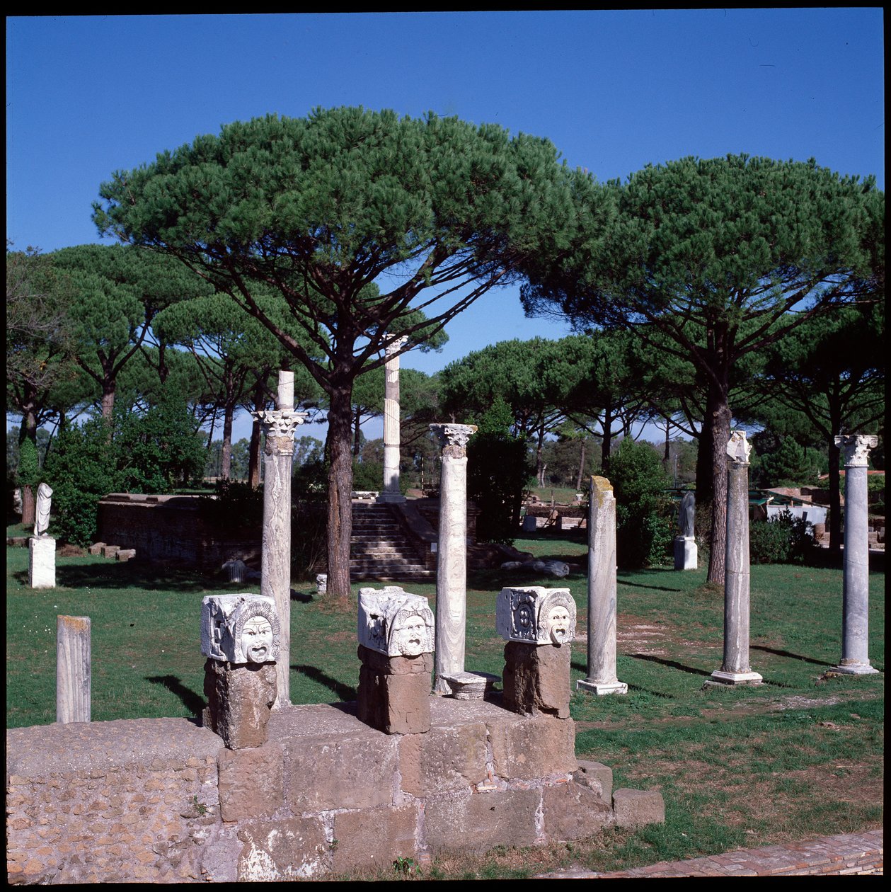 Római művészet: kilátás a Ceres-templom romjaira, Ostia régészeti lelőhelyére alkotó: Roman