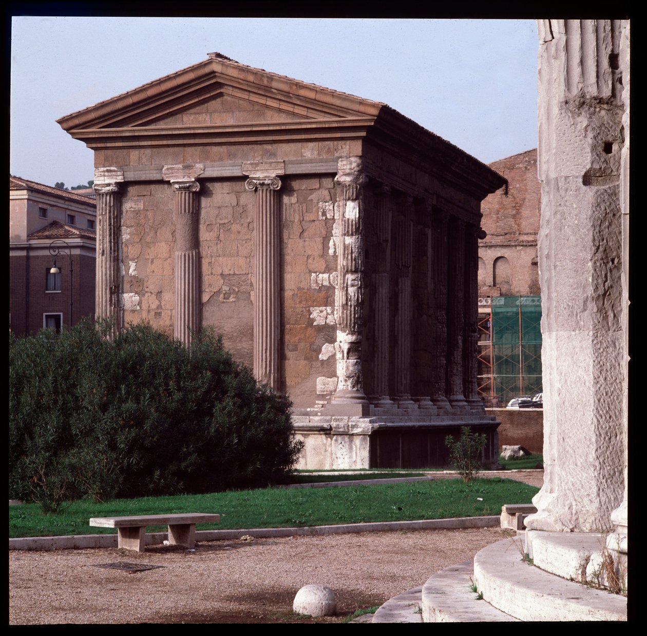 Római művészet: kilátás a Portunus-templom romjaira (a férfiúi szerencse temploma), a Boarium Forum régészeti lelőhelye, i.sz. 70-80, Róma, Olaszország (Római művészet: Fortuna Virilis (Portunus) temploma Róma, Olaszország) Fényképészet alkotó: Roman