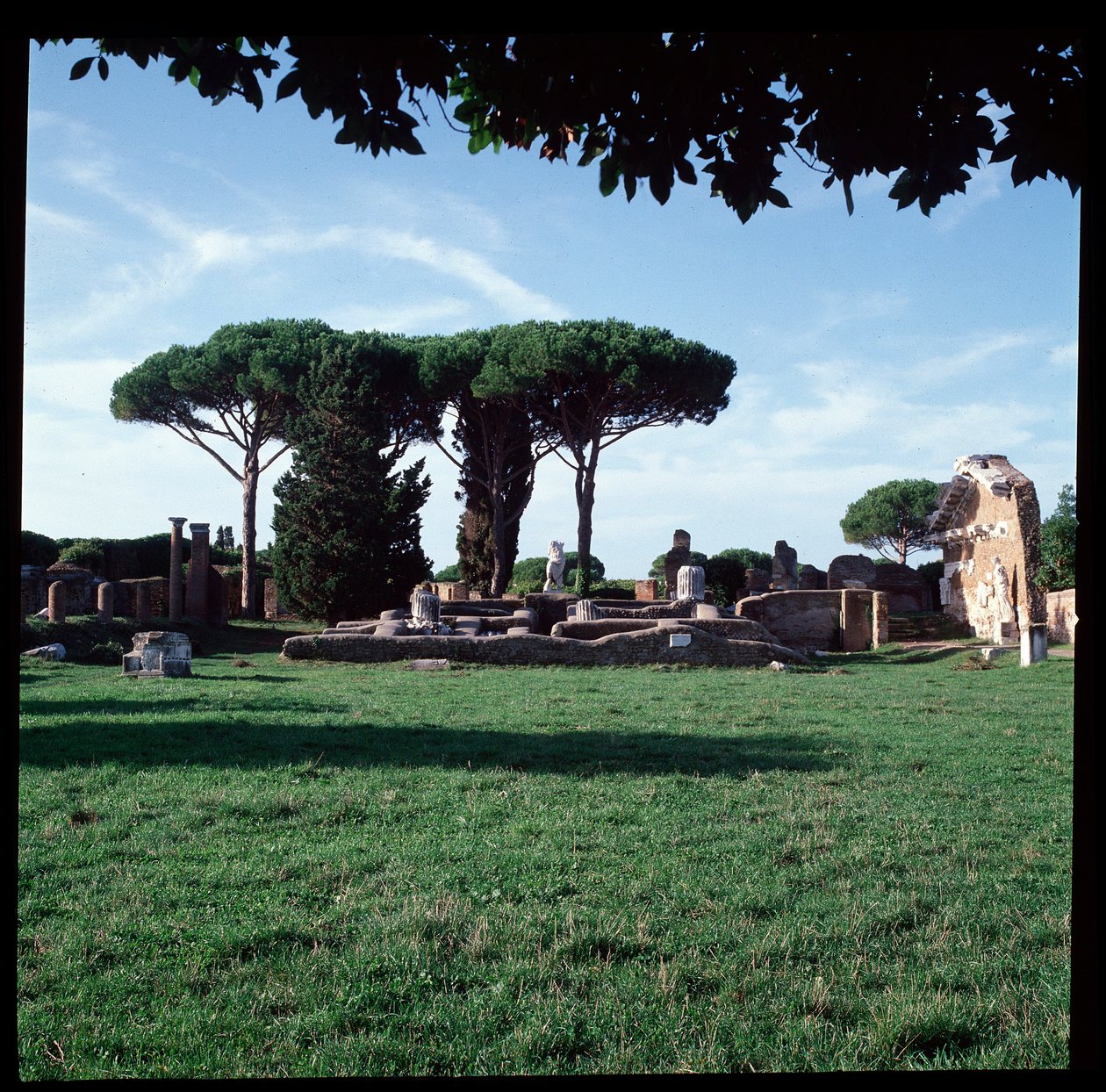 Római művészet: Róma és Augustus templomának romjai, Ostia régészeti lelőhelye alkotó: Roman