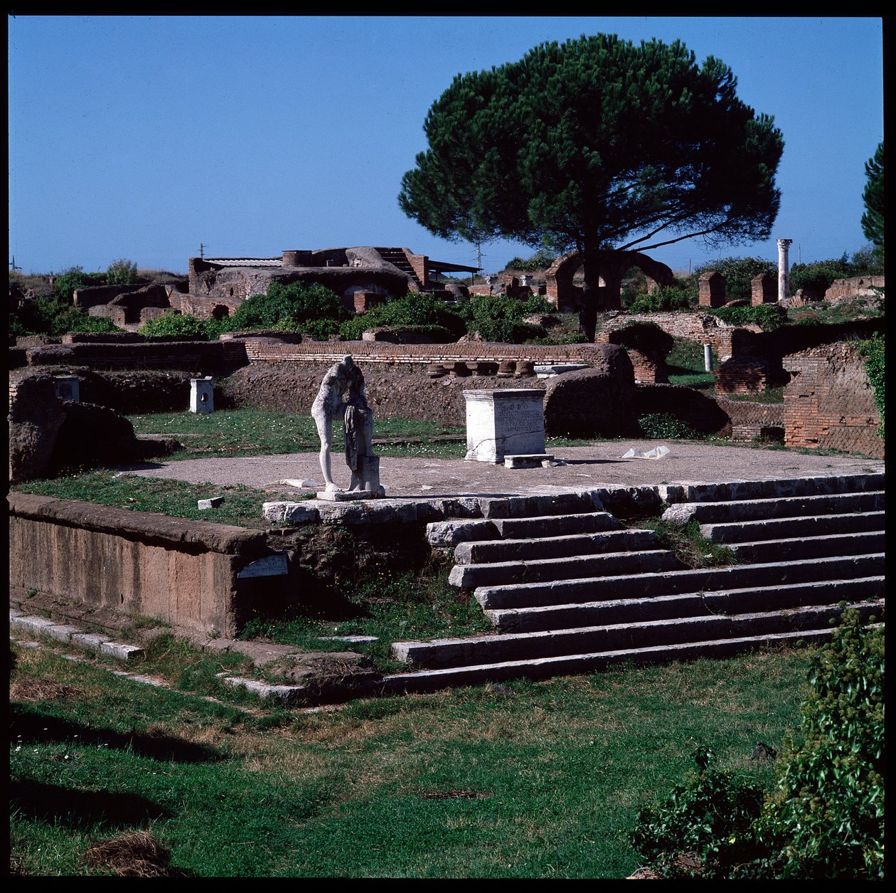 Római művészet: kilátás Herkules-templom romjaira és Gaius Cartilius Popplicola, Ostia polgárának szobra alkotó: Roman