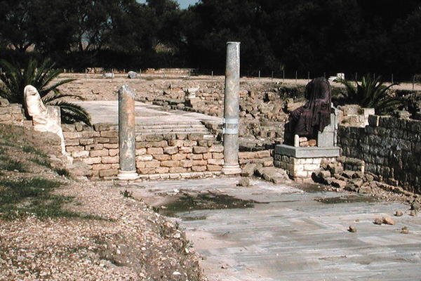 Egy utca romjai két szoborral alkotó: Roman