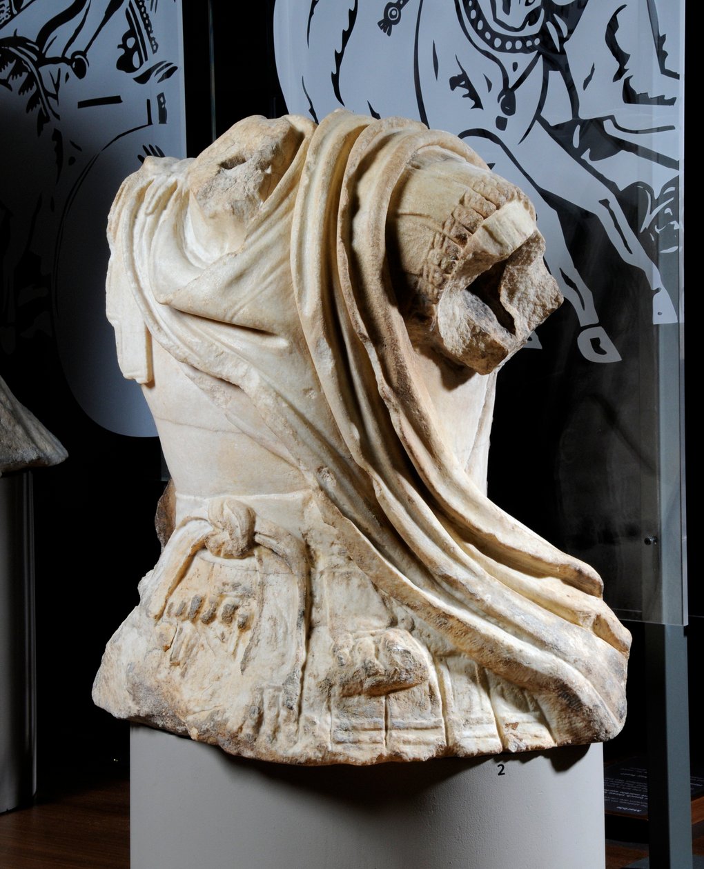 Egy lovas katona faragott torzója, amelyet Nagy Sándor eredeti bronzszobrának másolatának tartanak, Kr.e. 75-25 (márvány) (lásd még: 371174) alkotó: Roman