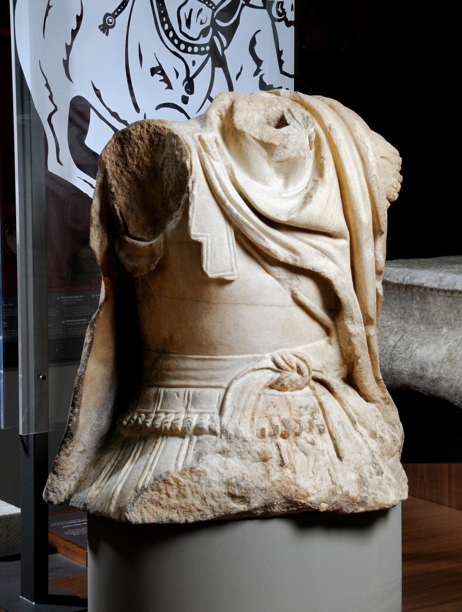 Egy lovas katona faragott torzója, amelyet Nagy Sándor eredeti bronzszobrának másolatának tartanak, Kr.e. 75-25 (márvány) (lásd még: 371175) alkotó: Roman