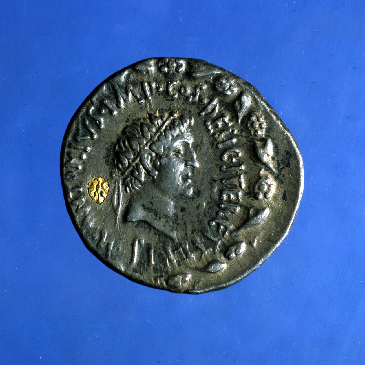 Ezüst és arany érme Anthony vagy Marc Antoine (Kr. e. 83 - ie 30), egy Kleopátrával együtt uralkodó római politikus képmásával. alkotó: Roman