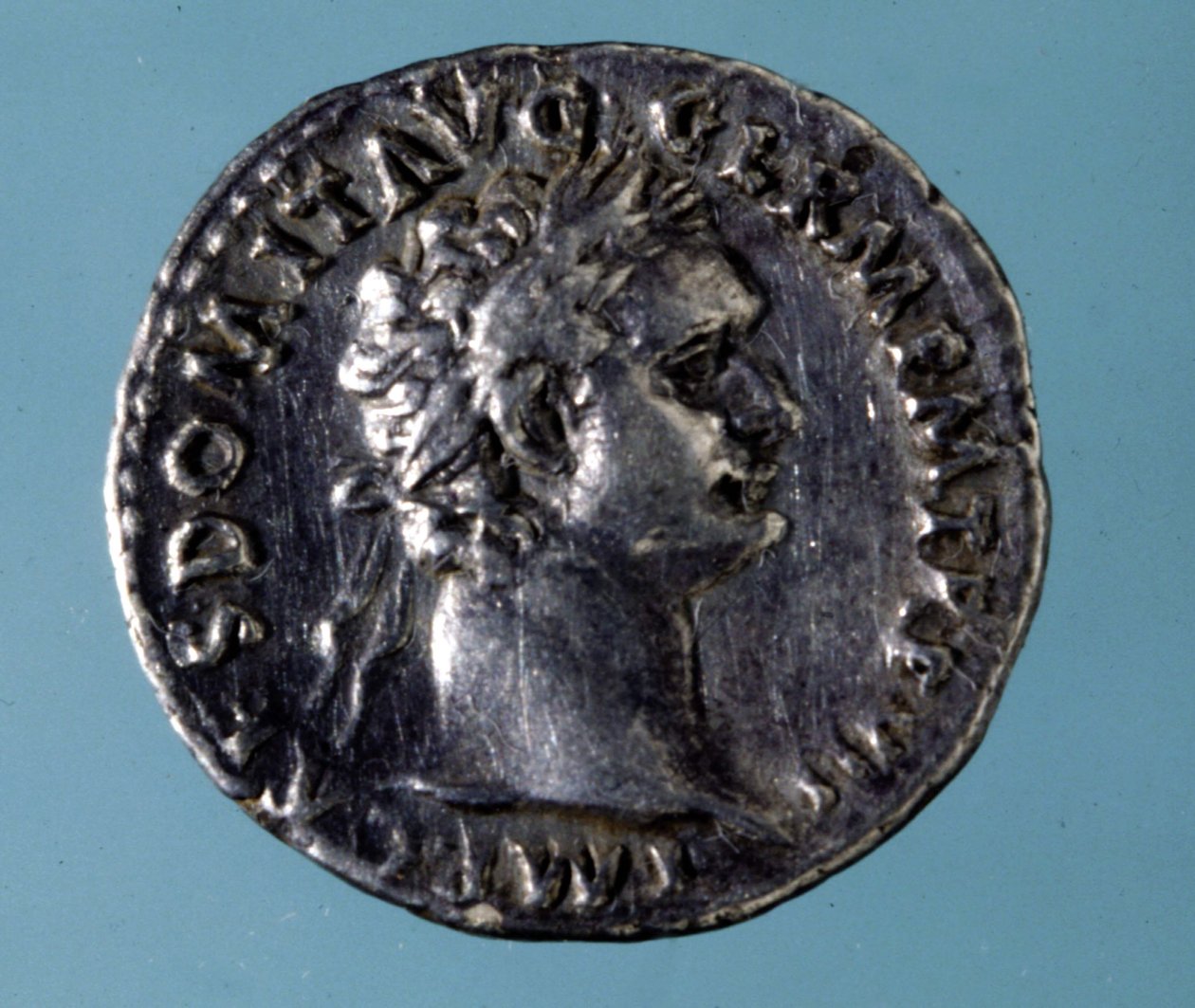 Ezüst érme Domitianus római császár (51 - 96) képmásával. A milánói medagliere gyűjteménye. alkotó: Roman