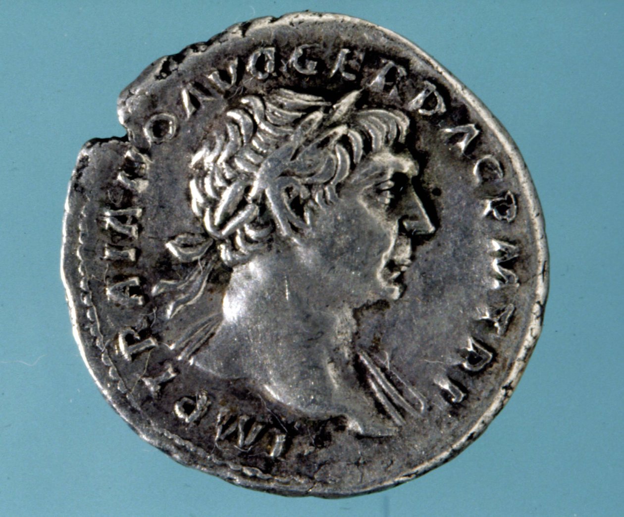 Ezüst érme Traianus román császár (53 - 117) képmásával. Milánó medagliere gyűjteménye. alkotó: Roman