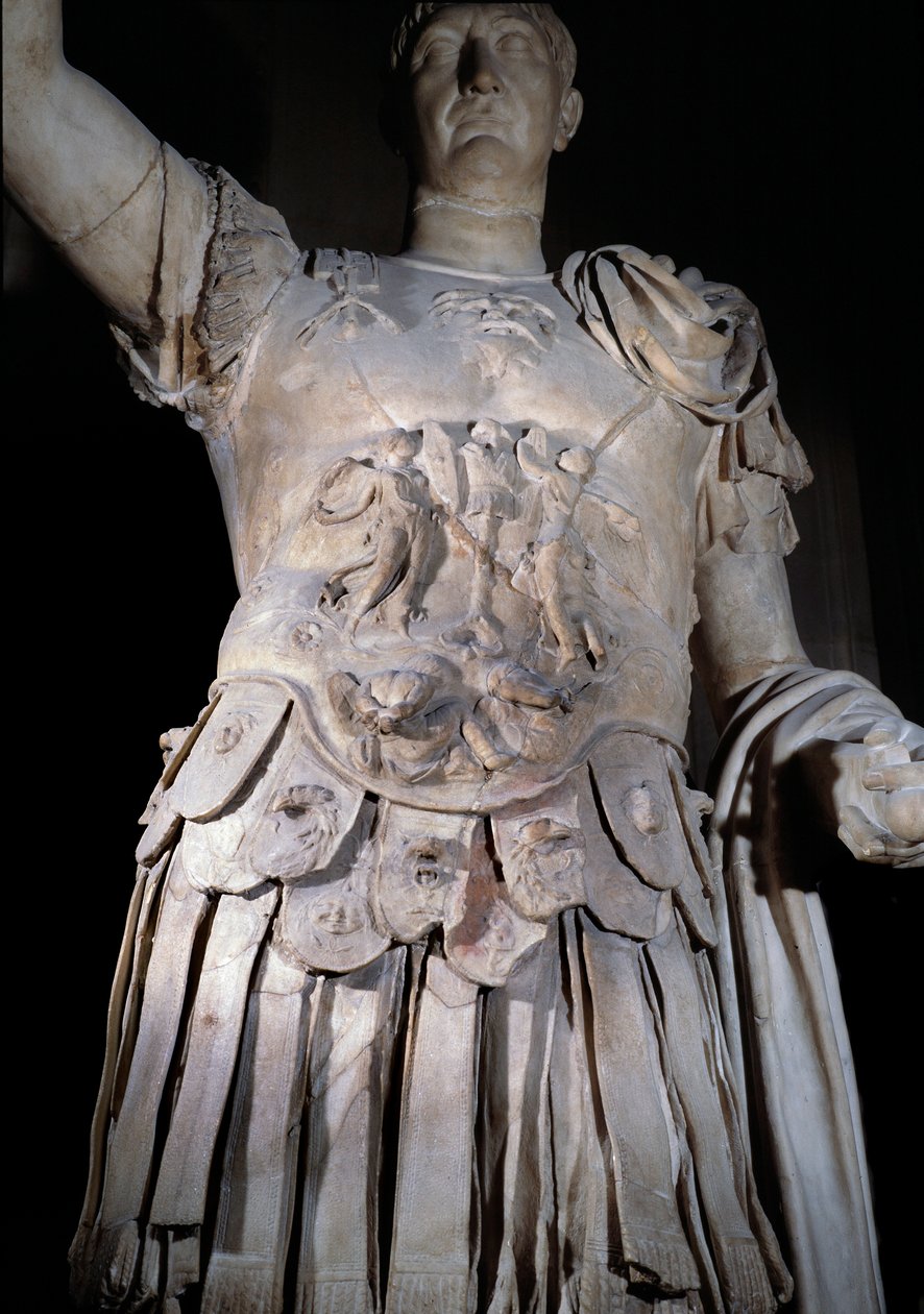 Traianus római császár (Marcus Ulpius Traianus vagy Traiano) (i.sz. 53-117) álló szobra, csatahajó. Részlet a Domitianus császárt (Domiziano vagy Domitianus) ábrázoló páncélról (51-96). 108 körül. V 2 m Párizs, Louvre Múzeum alkotó: Roman