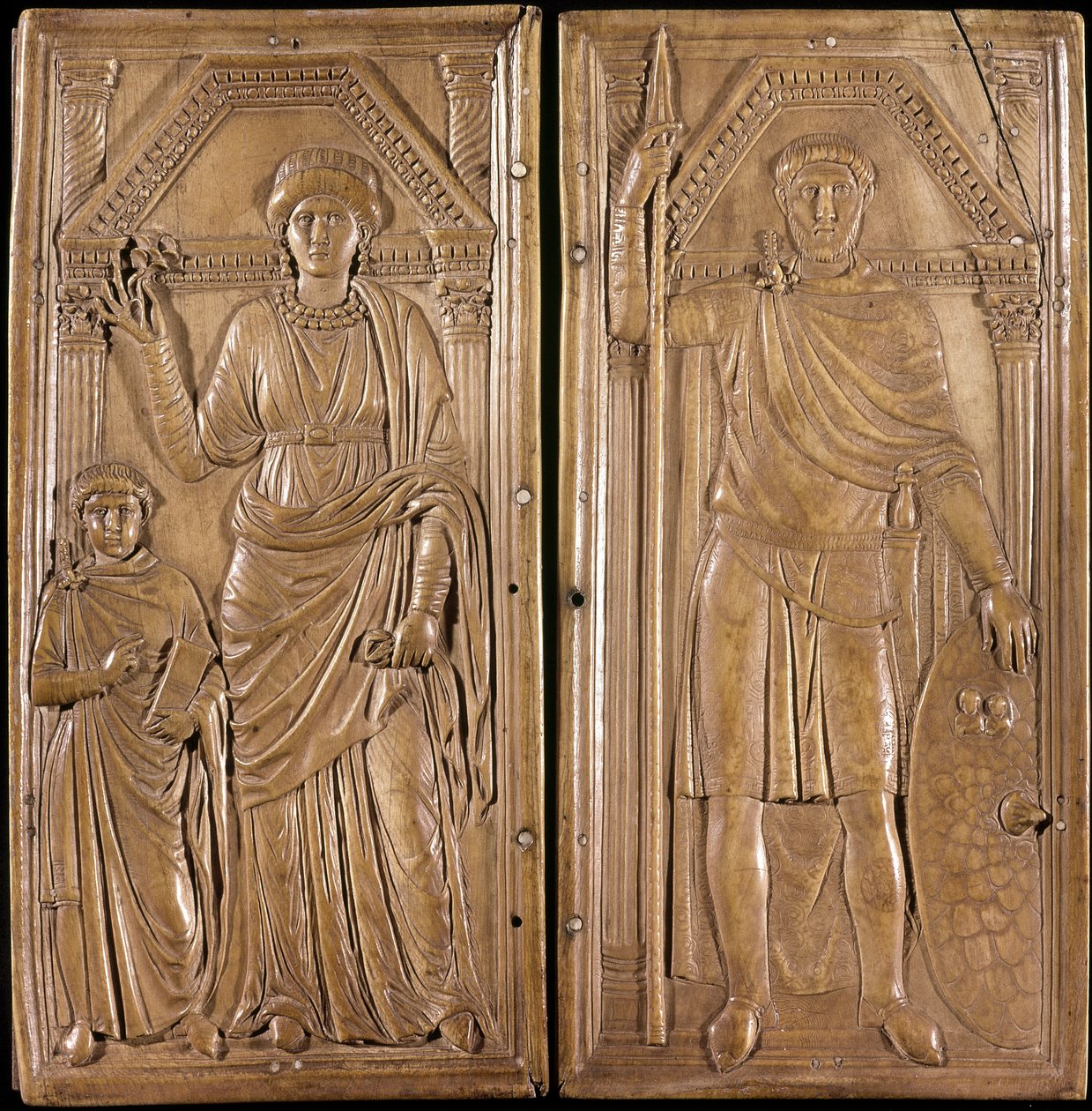 Stilicon (Flavius Stilicho vagy Stiliccho, 360-408), az ókori Róma barbár származású tábornoka és politikusa (vandál apa és római anya). „” Stilicon diptichonja””: Stilicon pisztoly és felesége Serena és fia, Eucherio. Elefántcsont 400 körül. Tresor of the alkotó: Roman