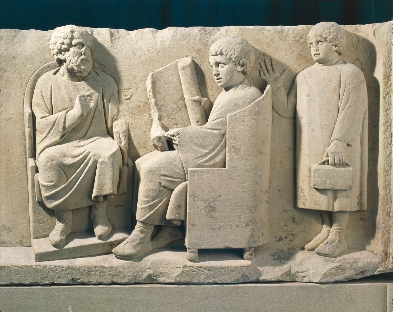Kő temetkezési emlékmű domborművel, amely a Neumagen iskolát ábrázolja tanárral és tanulókkal, kb. 180 alkotó: Roman