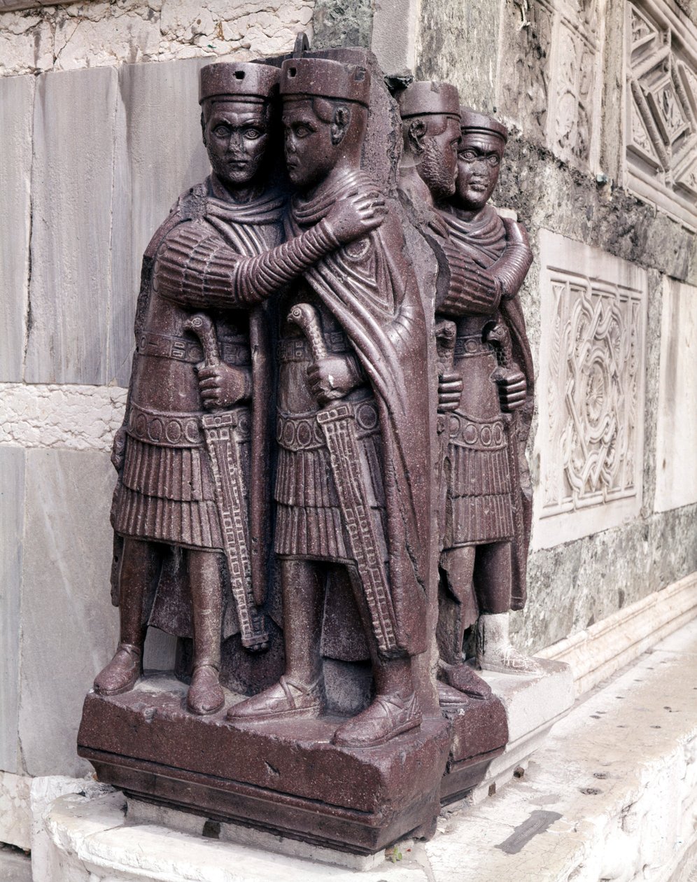 Tetrarchák. Vörös porphyda szobrok a 4. századból. Velence, Szent Márk tér. alkotó: Roman