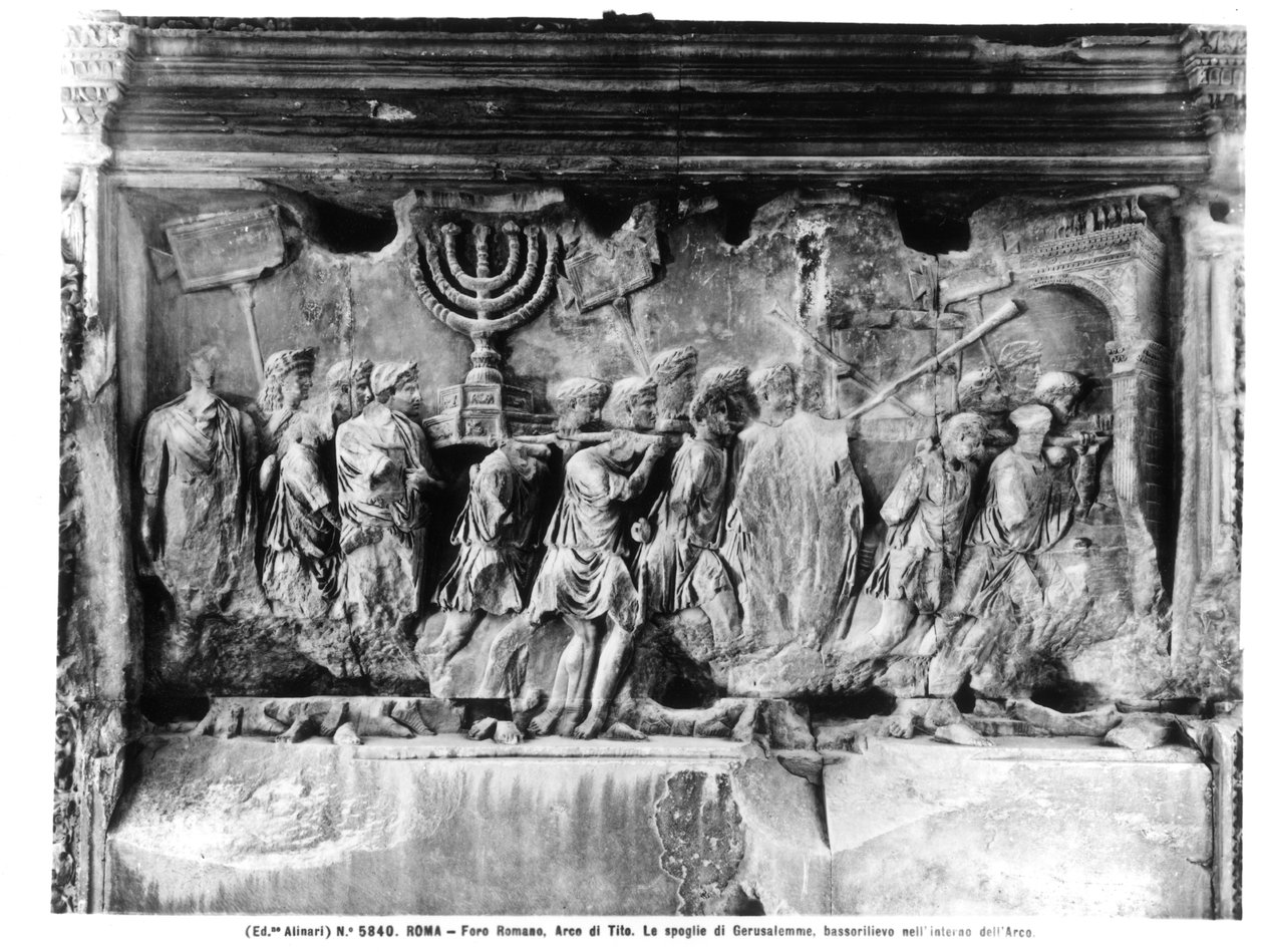 Titus boltíve, részlet a templomi kincsekről, amelyeket Jeruzsálem kifosztása után hordtak i.sz. 70-ben, i.sz. 81-ben (kő) (f/w fotó) alkotó: Roman