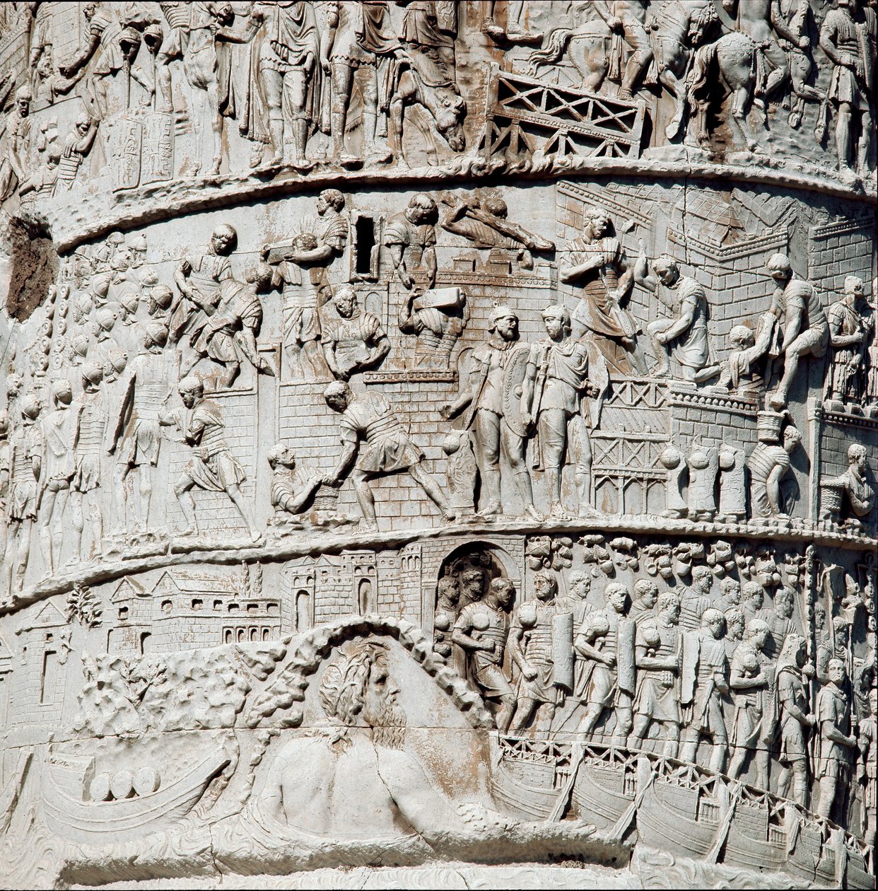 A római légiók Neptunusz védelme alatt Anconában hajóznak, az erődítmények tetején Traianus (Trajanus oszlop) (Colonna Traiana) római oszlopának részlete, amely Traianus császár (53-117) uralkodása alatt épült. A Trajane-oszlop komm alkotó: Roman