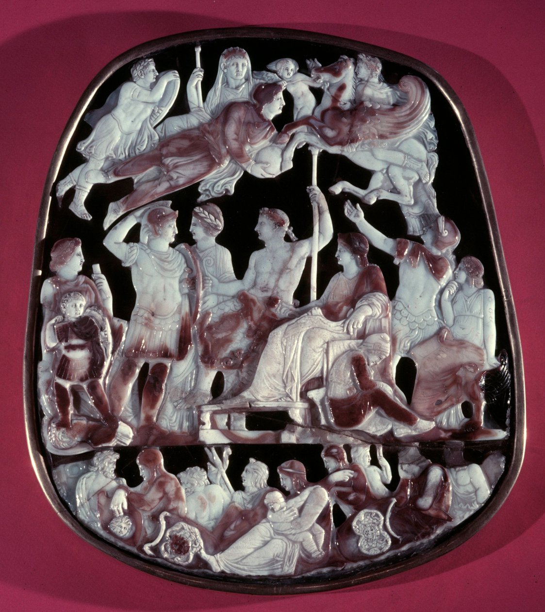 A Szent Kápolna vagy Augustus Apoteózisának Camee-je: 24 figura látható, köztük Augustus római császár (középen), Caesar Germanicus, Tibere, Nero, Caligula és Livie (Livia Drusilla Augusta, ie 58). A tetején a alkotó: Roman