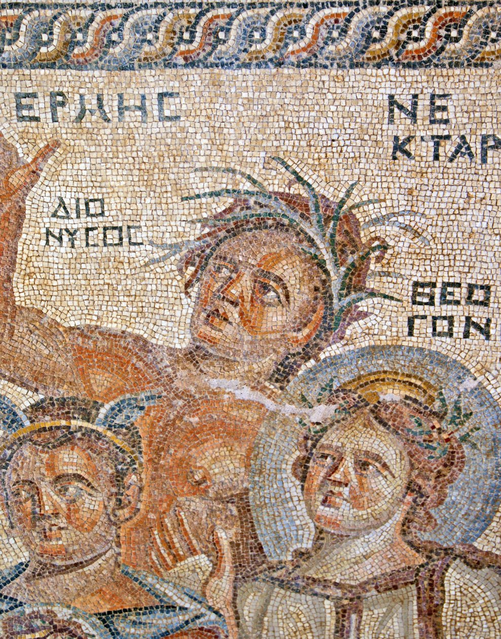 Dionüszosz baba bemutatója Hermésztől. Hermész, Nektár és Theogen részlete, Aion háza, Paphos, Ciprus mozaikja alkotó: Roman