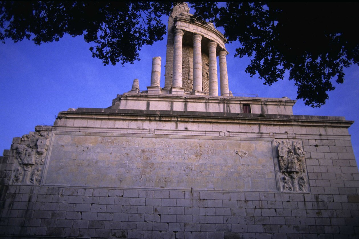 Augustus trófeája a La Turbie-ban. 1. századi római emlékmű. alkotó: Roman