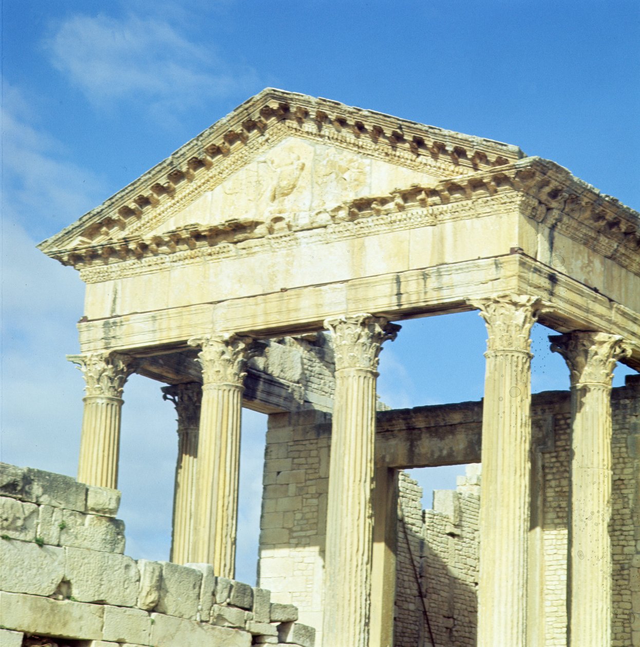A Capitolium homlokzatának látképe, Kr. u. 166-167 (lásd még 92114) alkotó: Roman