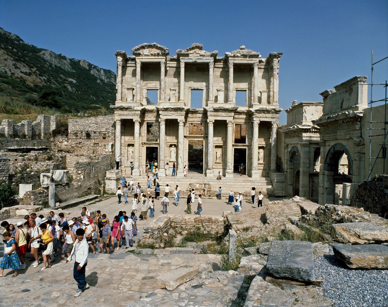 A 117-ben épült Celsus-könyvtár képe. Fríz részlete alkotó: Roman