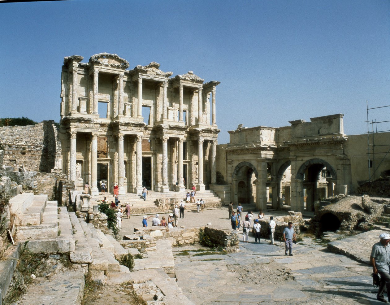 A 117-ben épült Celsus-könyvtár képe. Fríz részlete alkotó: Roman