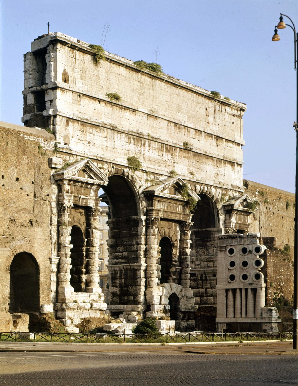 Kilátás a Maggiore kapura (major), ez az a pont, ahol Claude vízvezetéke 38 ap. JC. Róma alkotó: Roman
