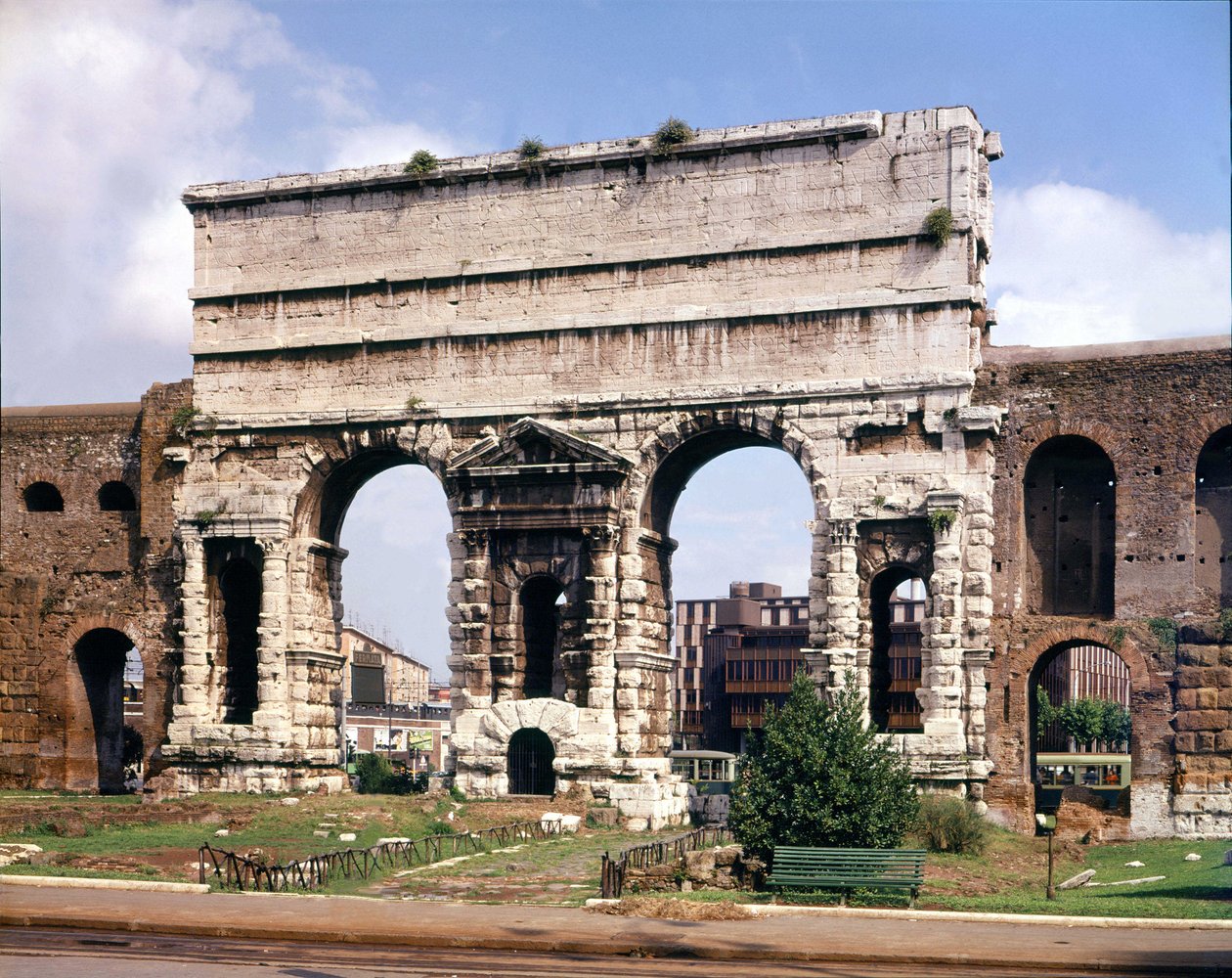 Kilátás a Maggiore kapura (major), ez az a pont, ahol Claude vízvezetéke 38 ap. JC., Róma. alkotó: Roman