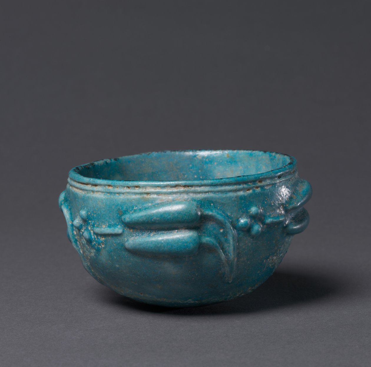 Tál lótuszbimbó díszítéssel, Egyiptom, 1-200 alkotó: Roman Imperial Period