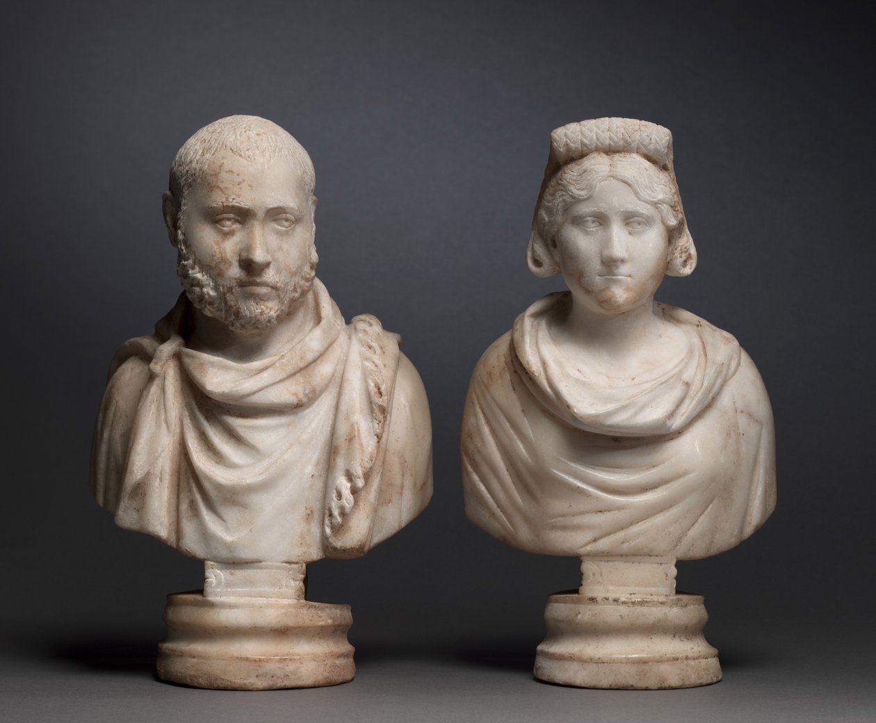 Egy arisztokrata férfi portré- és egy arisztokrata nő portré-mellszobra, 280-290 alkotó: Roman Imperial Period