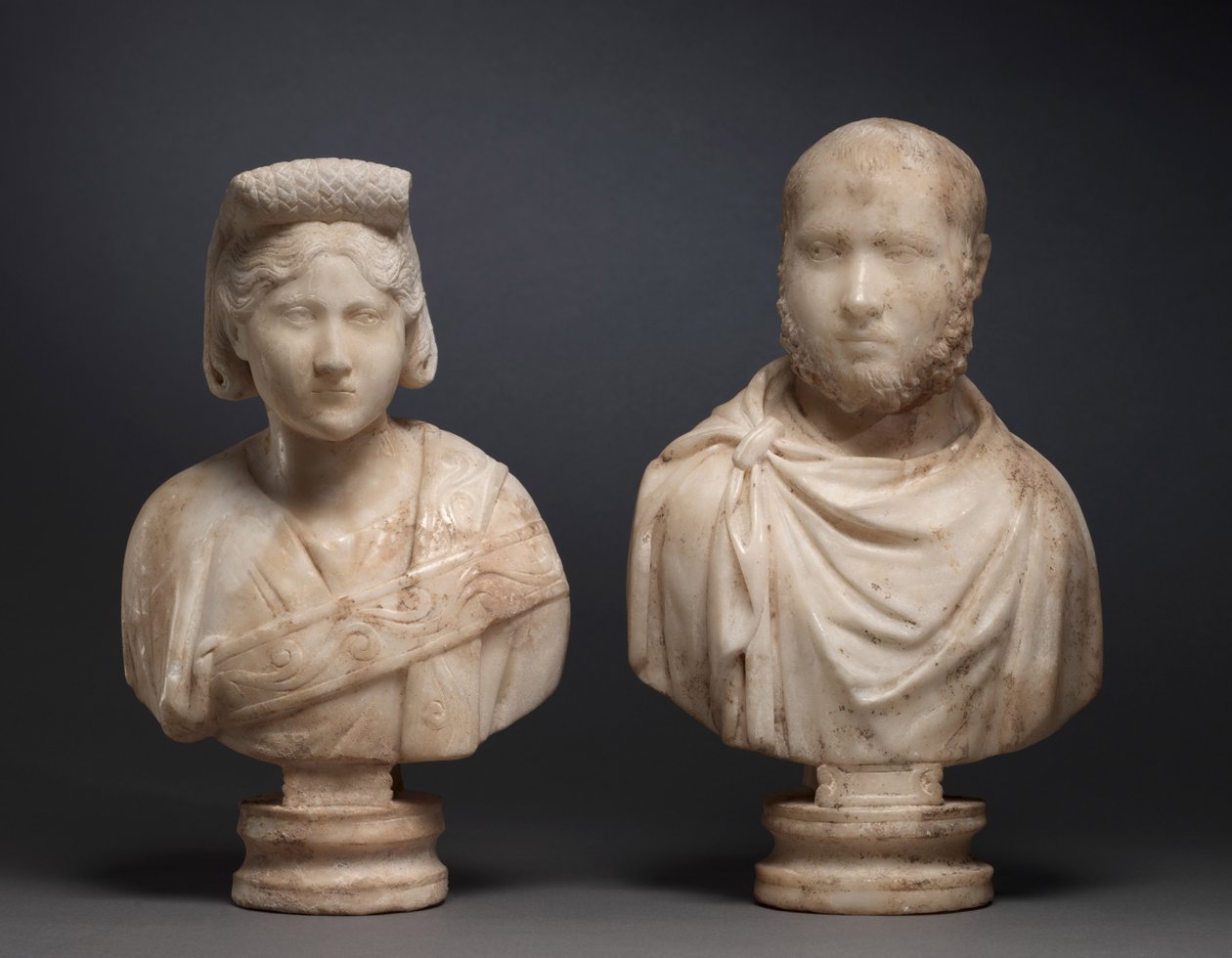 Egy arisztokrata férfi arcképes mellszobra és egy arisztokrata nő arcképe mellszobra, 270-280 körül (márvány) alkotó: Roman Imperial Period